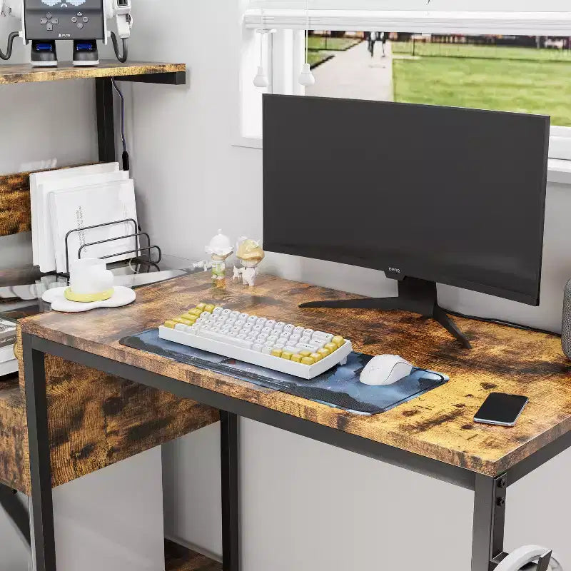 Bureau d'ordinateur de style rustique avec étagères de rangement, tiroir et placard