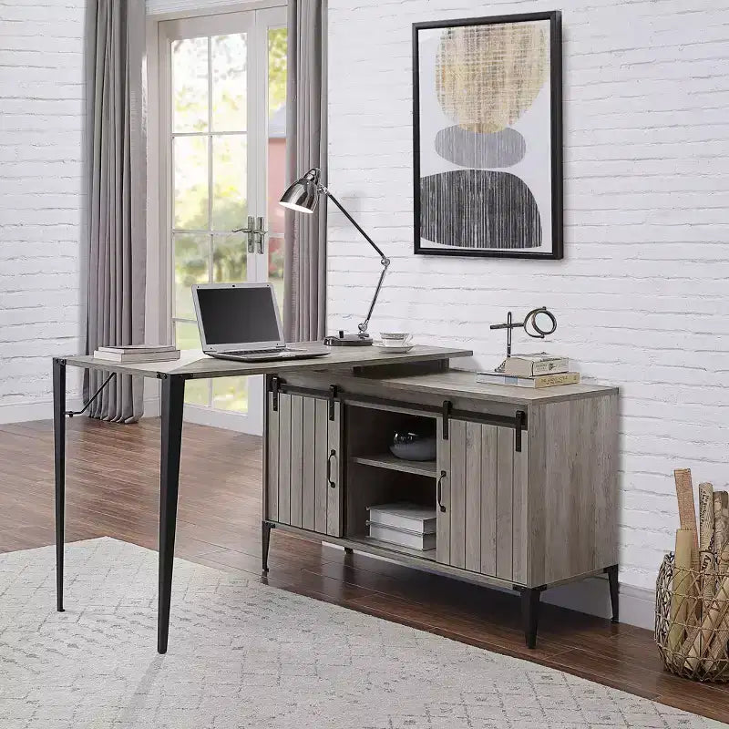 Bureau d'ordinateur de style rustique avec étagères de rangement, tiroir et placard
