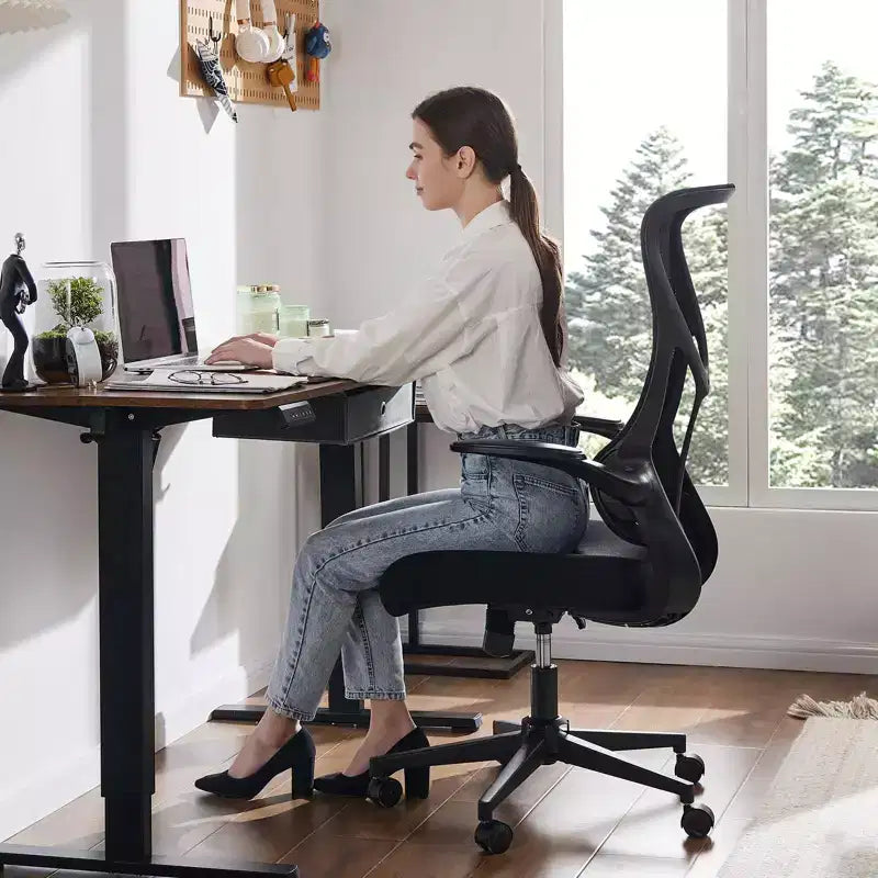 Chaise de bureau ergonomique pivotante en maille moderne avec accoudoirs et support lombaire réglables