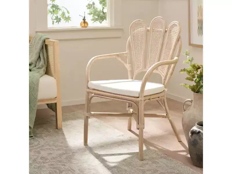 Fauteuil en rotin, ivoire blanchi, structure en bois et rotin avec coussin