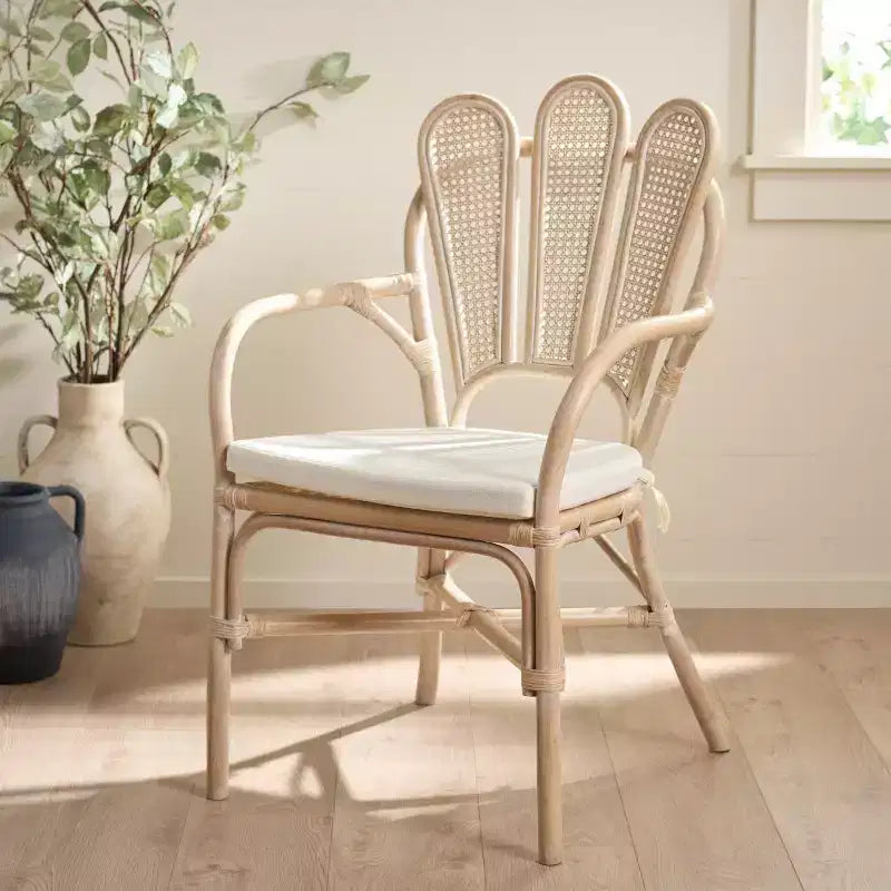 Fauteuil en rotin, ivoire blanchi, structure en bois et rotin avec coussin