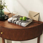 Table console ondulée fabriquée à la main de 31,50 pouces avec tiroirs texturés en 3D, double rangement et étagère inférieure, marron